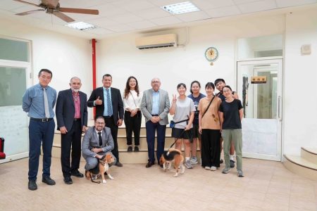 中美洲農牧保健組織(OIRSA)執行長等人訪視香蕉黃葉病偵測犬研究成果'